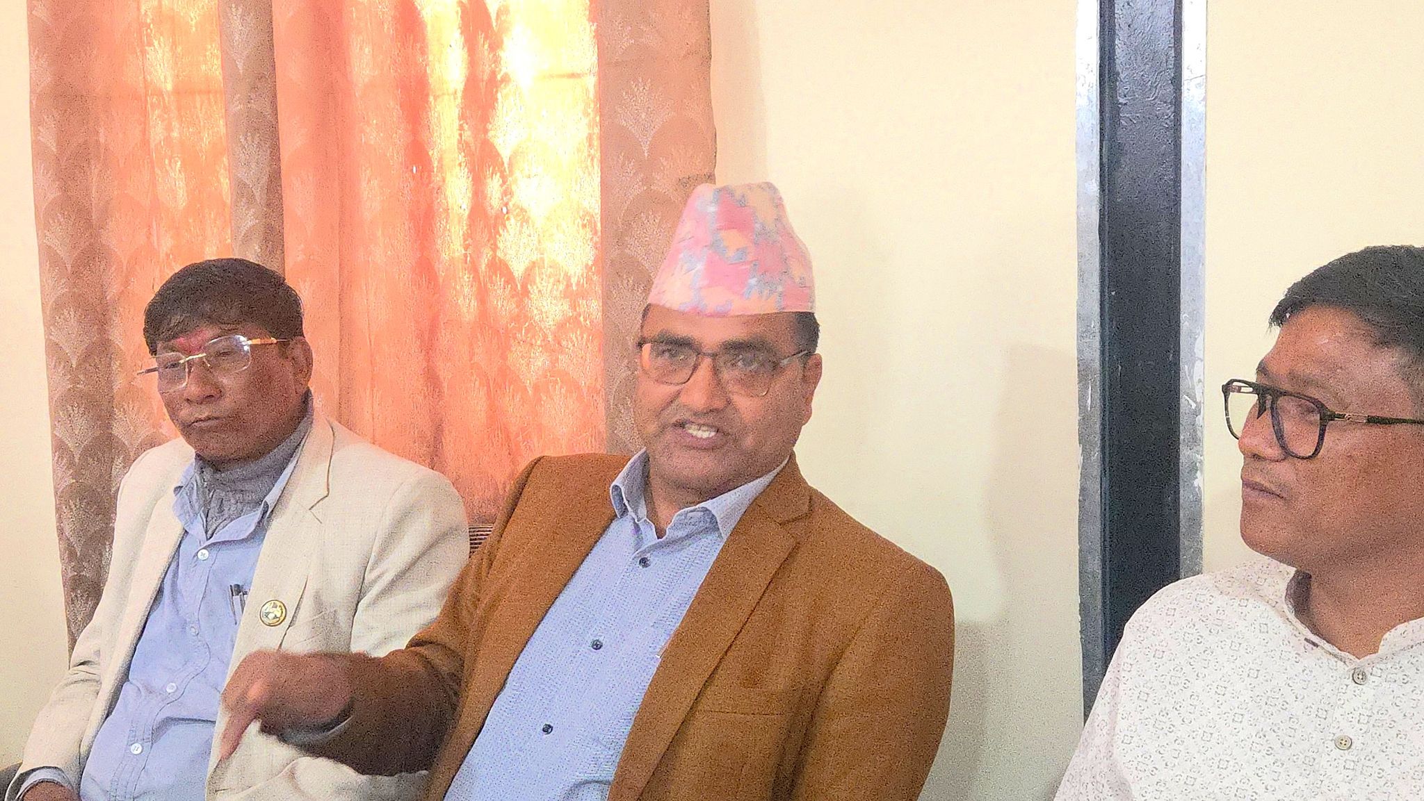 सुदूरपश्चिमका मुख्यमन्त्रीले ५ लाख घुस मागेको आरोप, छानबिन गर्न नेकपाको माग