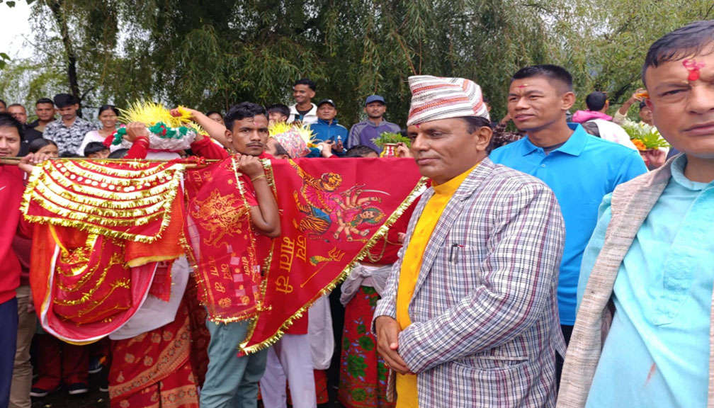 बाजुराबाट बडीमालिका दर्शनका लागि पूजा सामाग्री सहितको सरकारी टोली प्रस्थान